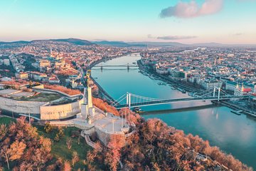 Private Car Transfer from Prague to Budapest with 2 Hour Stop