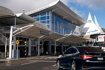 Auckland Airport & Ground Transfers - Private Luxury Car/ Van.