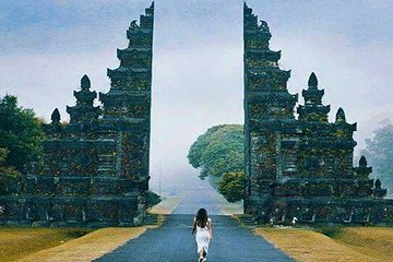 Private Tour: Ulun Danu Temple-Handara Gate-Wana Giri Hill&Tanah Lot Sunset