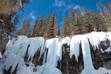 Winter Ice Walk in Johnston Canyon + Lake Minnewanka Day Trip