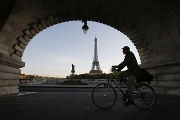 Private electric bike across the Paris Wonders (night ) 