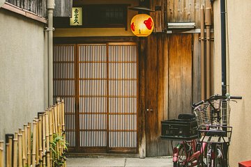 Discover Geisha Arts: Gion Cultural Walk & Geisha Show