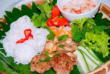 Hanoi Street Food: Small Group Walking Tour with Real Foodie