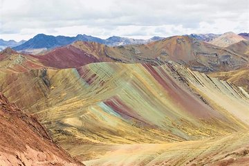 Explore the Palccoyo Mountain with us!
