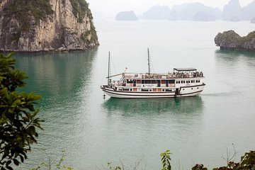 Explore Bai Tu Long Bay in 2 days with 3-star cruise