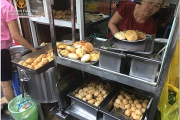 Tasting 8 Different Hanoi Street Foods at Noon Time