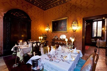 Dinner in a noble Palace & private gondola ride