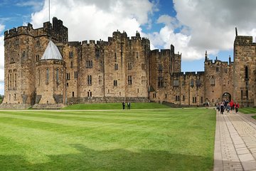 1 Day Alnwick Castle, Holy Island & Scottish Borders