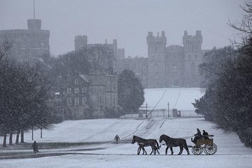Windsor, Oxford and Avebury's Stone Circle with Christmas Lunch