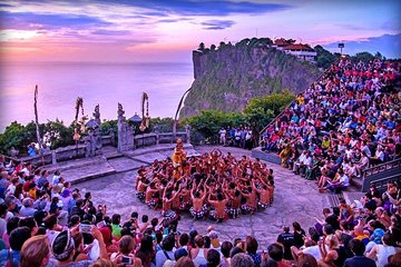 Tour in Bali in Spanish to the sunset temple of Uluwatu