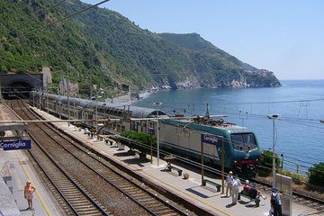 The best of Cinque Terre by train: enchanting landscapes and perfumed wines