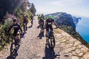 Take it slowly: a complete tour of Cinque Terre by e-bike and yacht