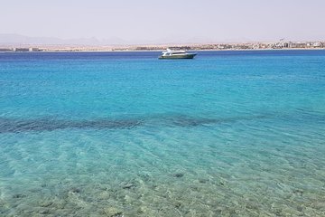 Hurghada: Magawish Island and Reefs Snorkeling Yacht Cruise