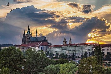 VIP Private tour Prague: Castle, Lunch, Beer, Boat