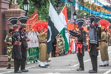 Golden Temple & Wagah Border in Amritsar with Punjabi Lunch 
