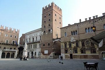 Verona : City Center Walking Tour with expert Local Guide