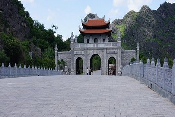 Hoa Lu & Tam Coc & Mua Cave Tour [Japanese guide, limousine bus, small boat boarding fee, lunch included]