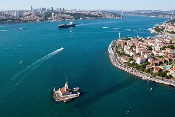 Istanbul Super Saver: Bosphorus Sightseeing Tour & Dining Out in a Turkish Way