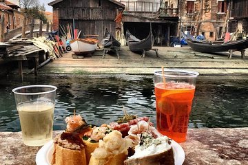 Drink eat and walk in Venice