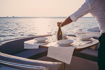 A floating luxury dinner crossing Lake Como