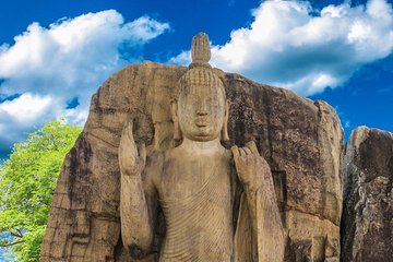 Day Tour to Aukana and Anuradhapura From Polonnaruwa