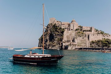 Tour of the island of Procida in a schooner