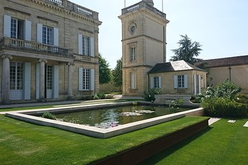 On the Medoc Castle Route on a full day private tour (Premium Sedan)