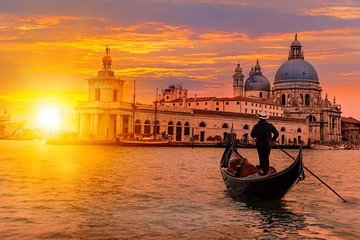 A luxury gondola tour in Venice: onboard aperitif and serenade 