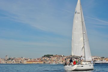 Lisbon Old town Sailng Cruise with a drink- 2h Small Group Tour