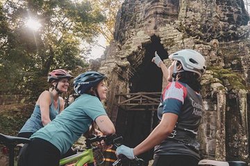 Angkor Temple Bike Tour from Siem Reap Inclusive of Lunch