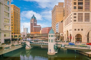 Milwaukee Scavenger Hunt: A Splash of Color