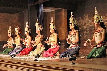 Angkor Village Apsara Theatre & Evening Tour by tuk tuk