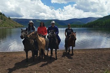 Horseback adventure to Eight lakes