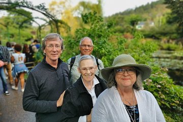 Giverny and Versailles Full-Day Private Guided Tour with Hotel Pickup