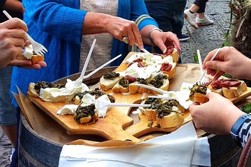 Naples: Street Food and Sightseeing Tour with Local Expert