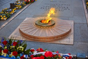 Half-Day Private Guided Walking Historic WW2 Tour of Paris