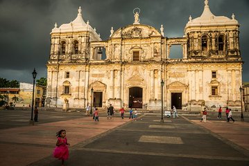 Small-Group walking excursion of León City