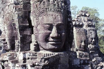 Three major archaeological sites, Angkor Wat Temple, Angkor Thom Temple, Ta Prohm Temple "One-day small turn course" <with Japanese guide / with private car / in-car / free Wi-Fi>