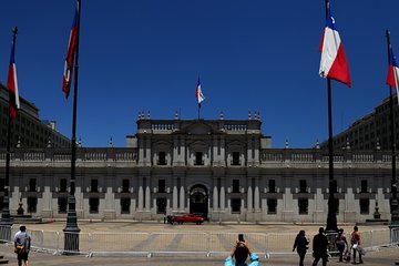 Get to know Santiago on foot and by car in small groups!