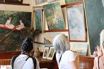 Versailles Palace & Giverny Private Guided Tour with Lunch and Priority Access