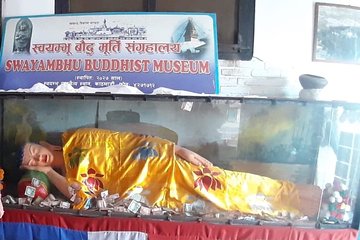 Easy Hiking to Syambhunath Stupa with Guide
