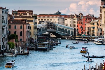 Private Full Day Tour from Milan to Venice with local tour guide and fast train