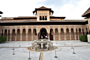 Alhambra: Small Group Tour with Local Guide & Admission