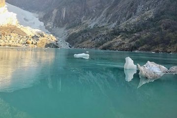 Glacier lake Kapuche Trek with Sikles 