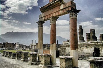 Pompeii SkipTheLine with Lunch&WineTasting from Naples Cruise Port