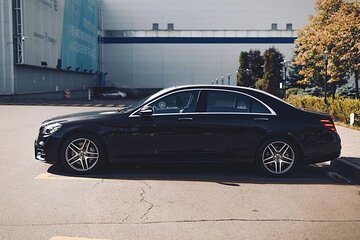 Arrival Private Transfer: Calgary Airport YYC to Calgary in Business Car