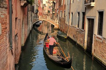 Venice: Gondola Ride and Walking Tour with a Private Guide