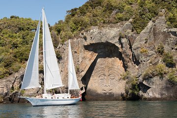 Lake Taupō Private Day Tour from Auckland to Māori Rock Carvings