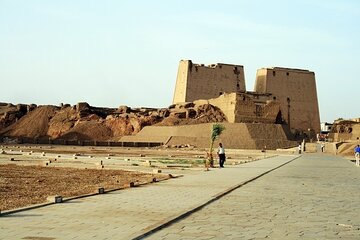 A day from Aswan to Edfu by train