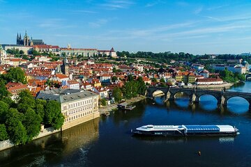 Prague Old Town Walking Tour with Buffet Lunch On a Boat